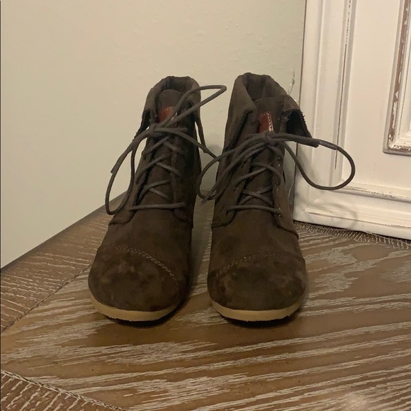 Barely worn brown suede ankle booties - Picture 2 of 3